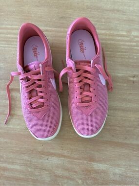 Nike Women’s Coral Pink Mesh Lace-Up Sneakers